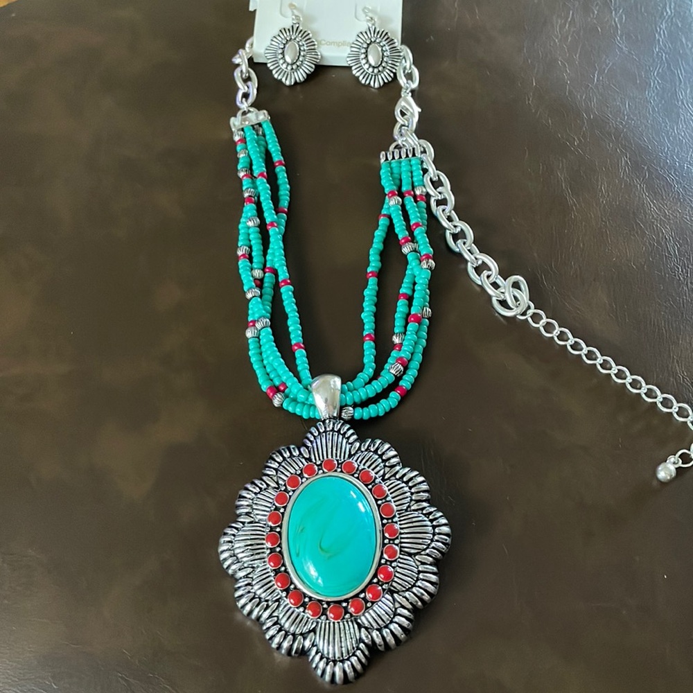 Beautiful vintage aqua necklace